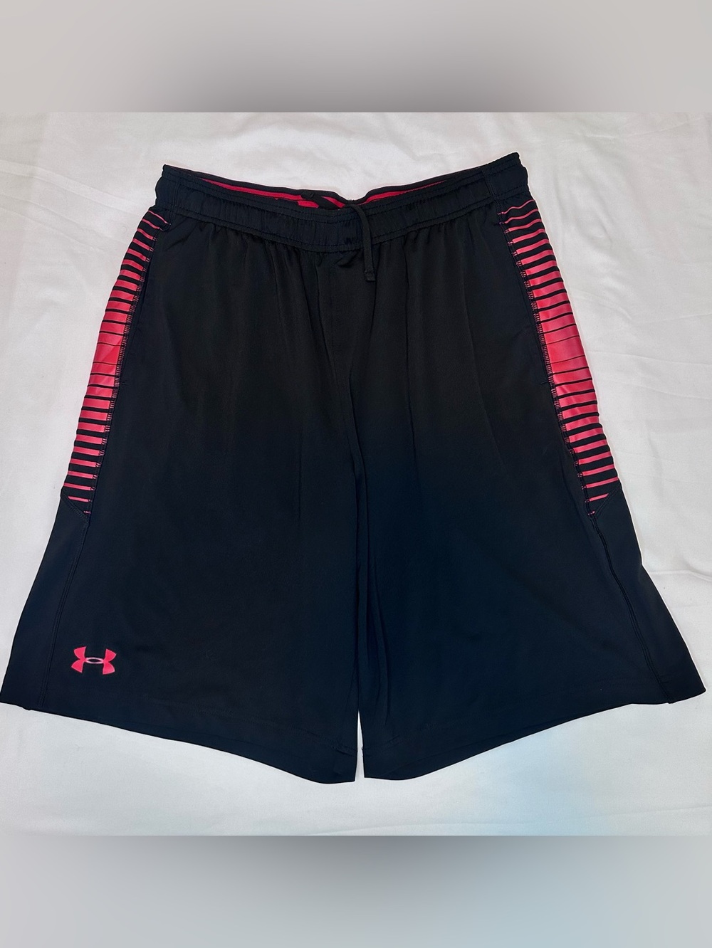 Under Armour HeatGear Men’s Large Athletic Shorts Black Red Side Pockets